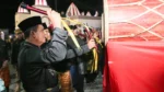 Gubernur Kepri, Ansar Ahmad, bersama Wali Kota Tanjung Pinang, Lis Darmansyah memukul beduk sebagai tanda dimulainya Pawai Takbir Idul Adha 1446 H kota Tanjung Pinang