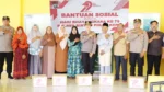 Kapolres Bintan, AKBP Yunita Stevani, bersama para penerima paket sembako HUT Bhayangkara ke 79 Polres Bintan di Kecamatan Gunung Kijang