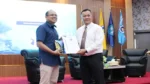 Rektor UMRAH, Agung Dhamar Syakti menyerahkan cinderamata kepada Direktur SDM PT Pelindo Multi Terminal, Edi Priyanto