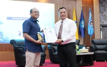 Rektor UMRAH, Agung Dhamar Syakti menyerahkan cinderamata kepada Direktur SDM PT Pelindo Multi Terminal, Edi Priyanto
