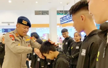 Wadansat Brimob Polda Kepri, AKBP Suwinto, saat melepas 10 Karateka Kepri untuk diberangkatkan ke Kejuaraan Internasional di Malaysia dan Thailand
