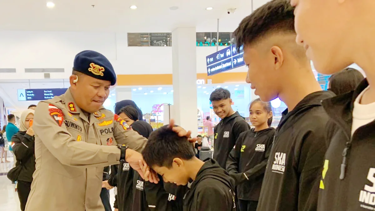 Wadansat Brimob Polda Kepri, AKBP Suwinto, saat melepas 10 Karateka Kepri untuk diberangkatkan ke Kejuaraan Internasional di Malaysia dan Thailand
